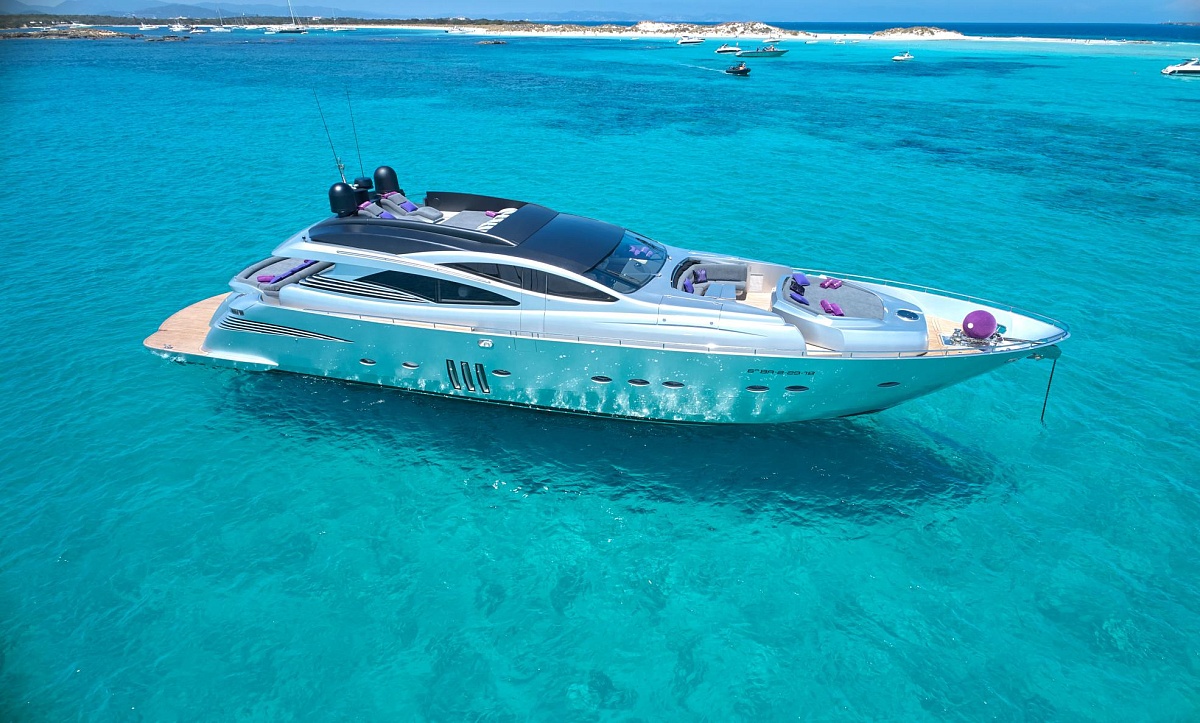 Pershing 90